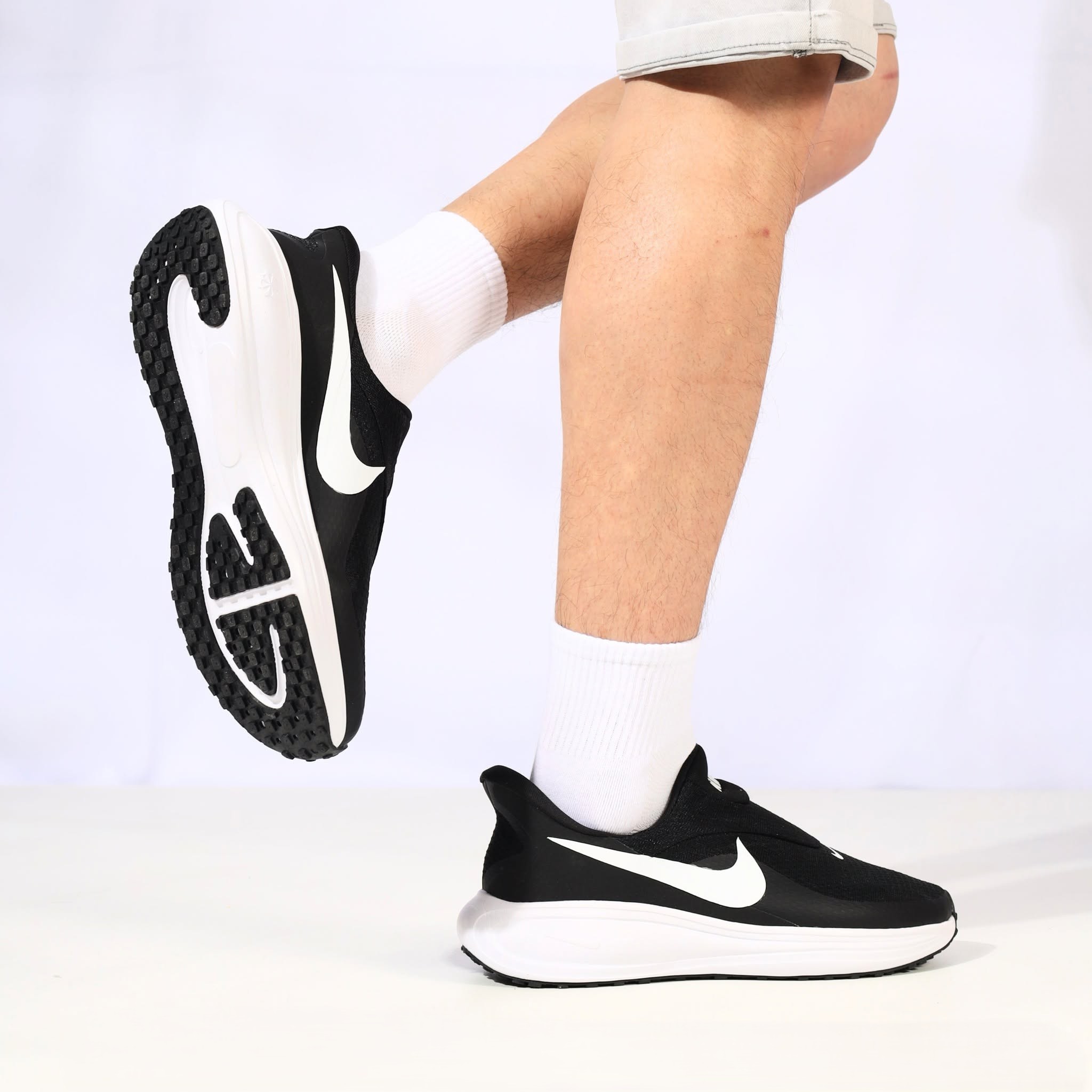 NIKE Хар-цагаан өнгийн спорт пүүз