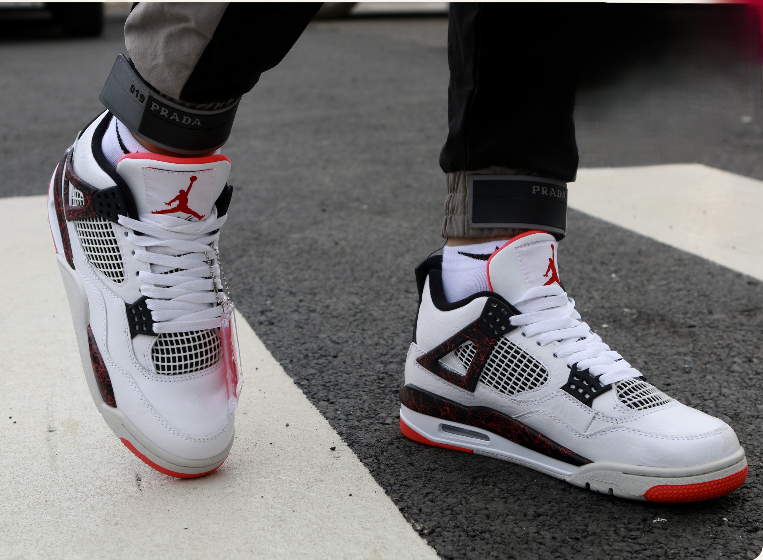 Air Jordan 4 загварын цагаан хар-улаан пүүз