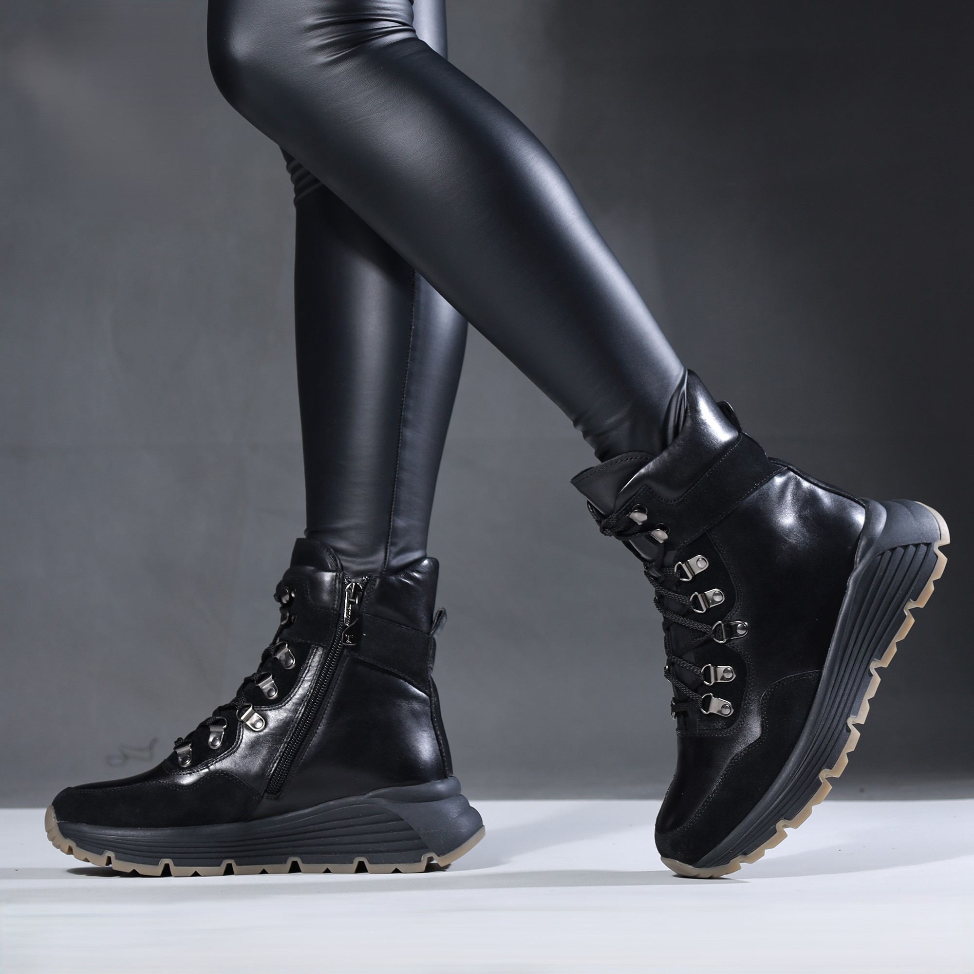 Хар арьсан Sport Boots