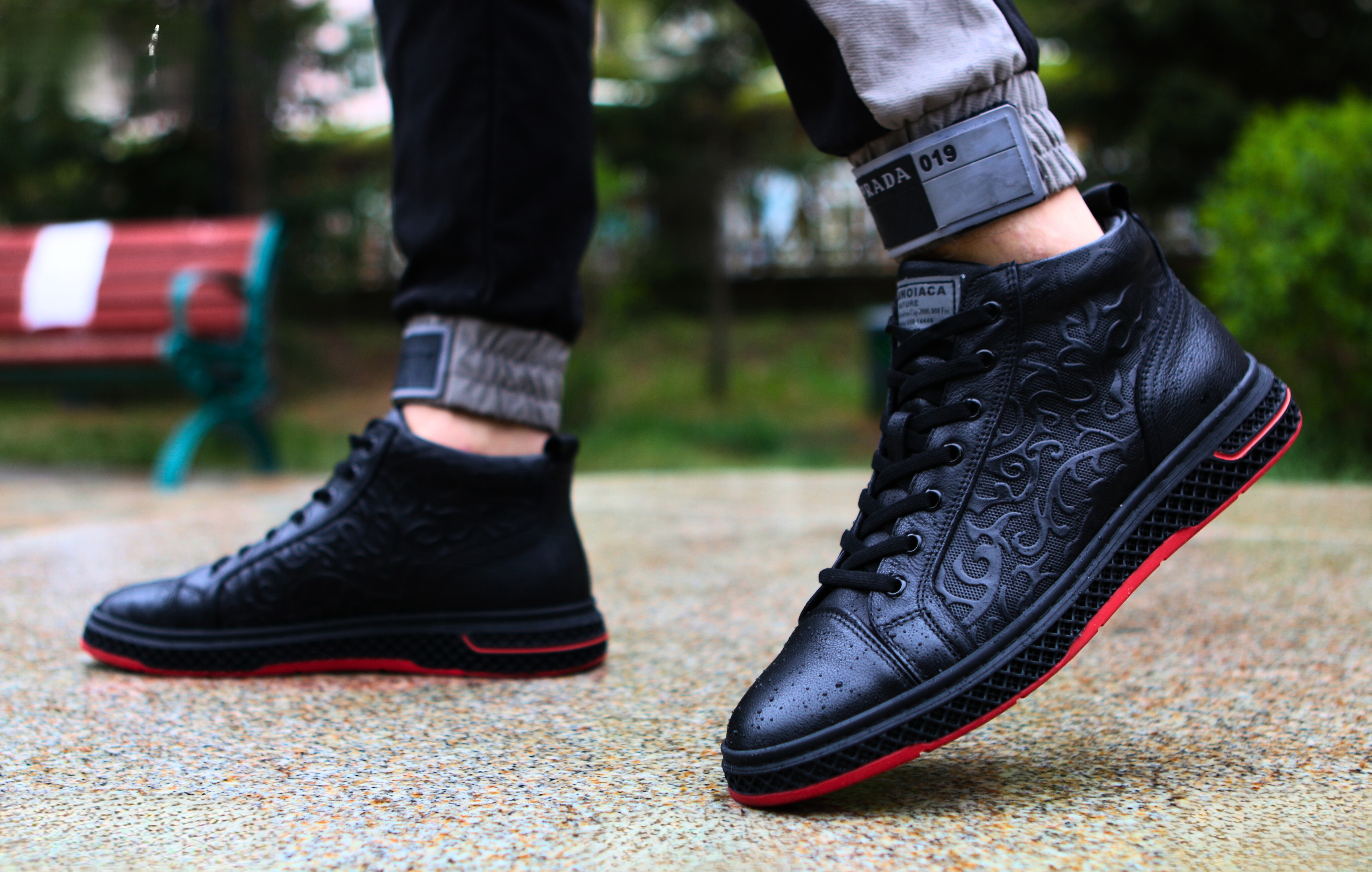 Хар арьсан High-Top Sneaker