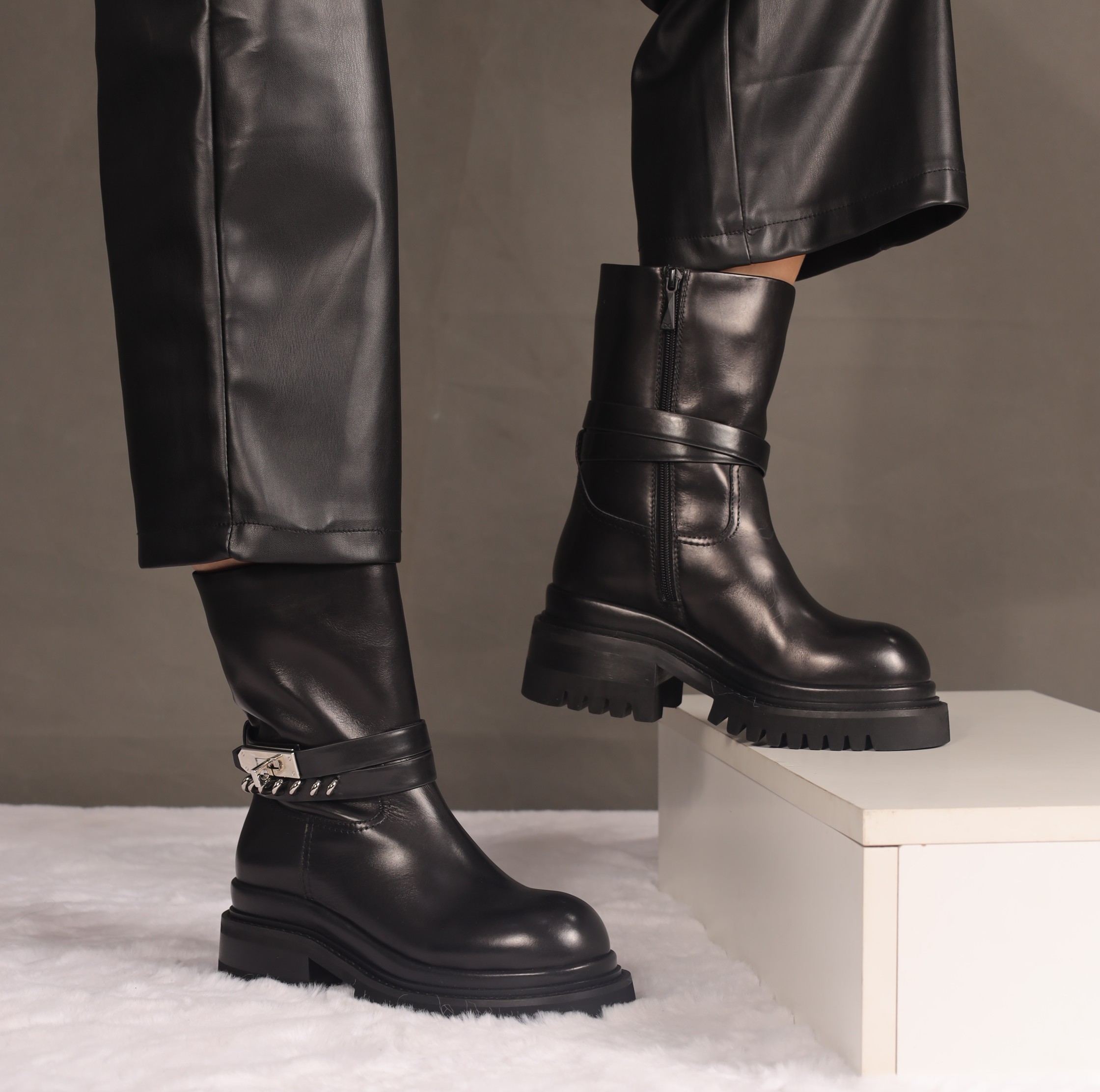 LUISONEFRE брэндийн гоёлын бүстэй хар өвлийн ботинк – S2157